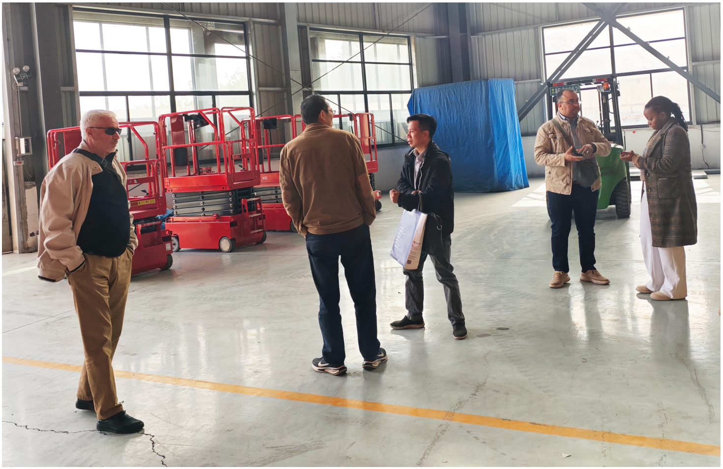 คณะผู้แทนลูกค้าชาวแอลจีเรียเยี่ยมชม Zhejiang Wizplus Smart Equipment Ltd และยกย่องความปลอดภัยและเทคโนโลยีขั้นสูงของแพลตฟอร์มลิฟต์